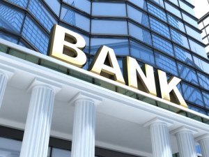 Банките наваксват ниските лихви с по-солени такси