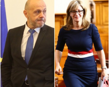 Чиновниците задължени да са усмихнати, спретнати и да отказват подаръци