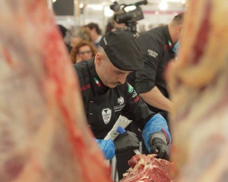 Наши месари точат ножове за световно първенство в САЩ