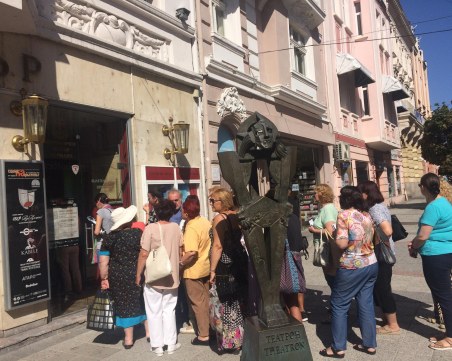 Опашки за билетите на фестивала 