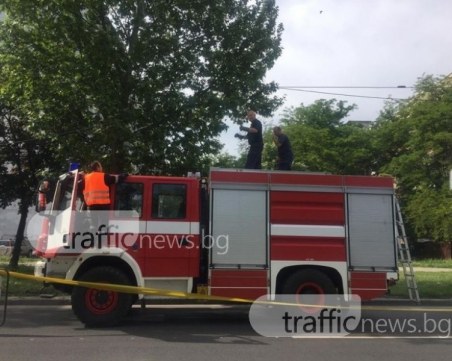 Пожар гори в жилищна сграда в Бухово, евакуират хората