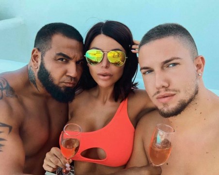 Азис качи снимка, на която се описа като грозноват и с неперфектно тяло