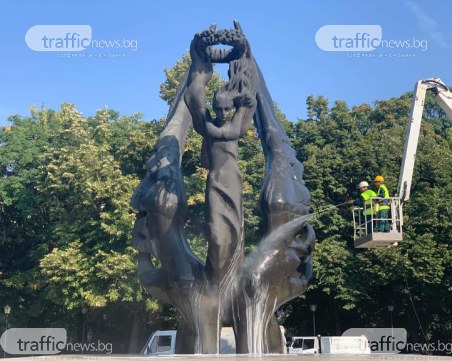 С два тона вода и 10 литра шампоан – мият паметника на