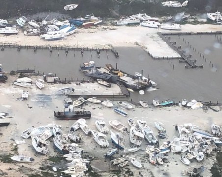 Видео от самолет показва тежките щети от урагана 