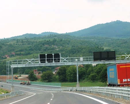 Забраняват камионите над 12 тона по магистралите в натоварените часове