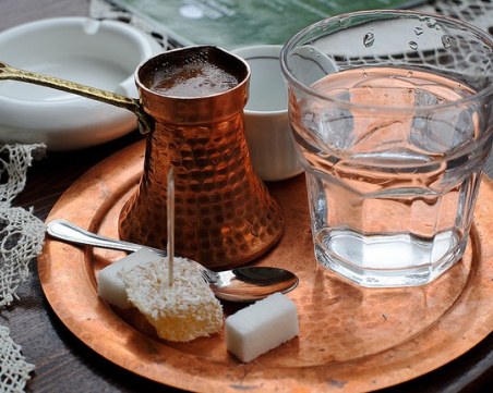 Защо в Турция кафето винаги се сервира с чаша вода?
