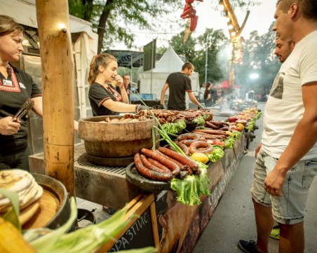Ароматна скара до захаросани ябълки, бира и музика на Пловив мези