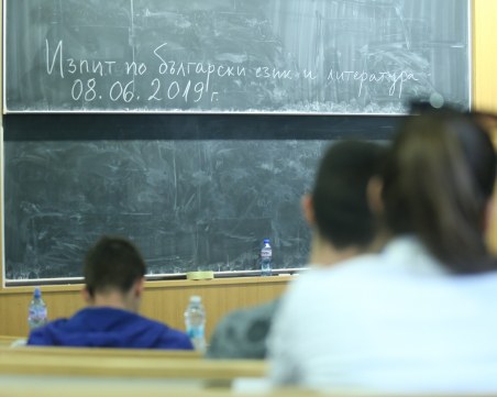 Без чужди автори на новите матури за 10 клас