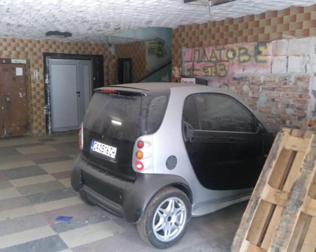 Когато колата ти е малка и решиш да я паркираш във входа?!