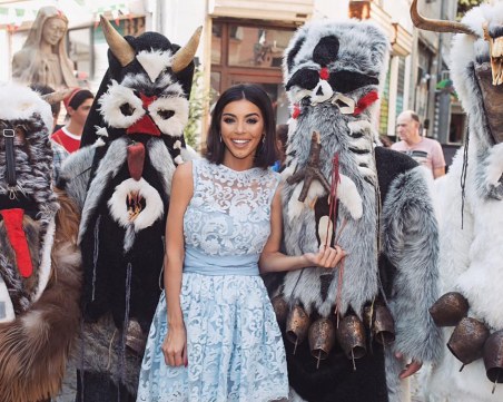 Мегз в предпразнично настроение, щракна се с кукери в центъра на Пловдив