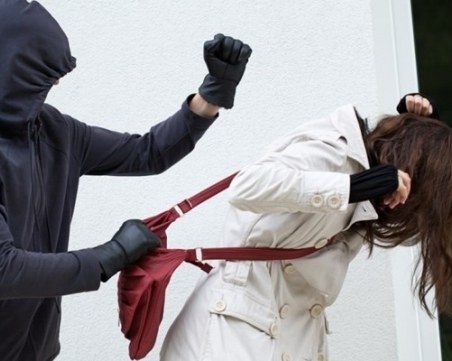 Пловдивските магистрати оставиха в ареста рецидивист, ограбил жена