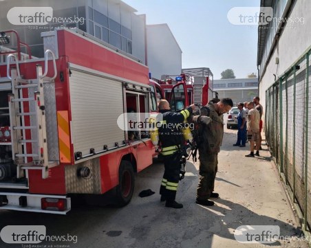 Пожар в цех за обувки в Пловдив, огнеборци потушават пламъците