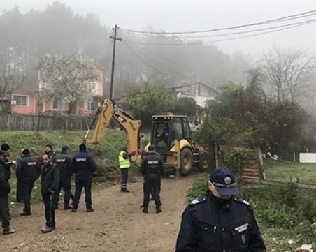 Събарят 96 незаконни къщи в ромския квартал 