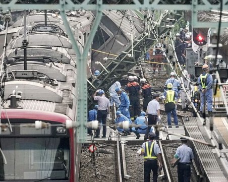 Влак и камион се удариха в Япония, има загинал и ранени