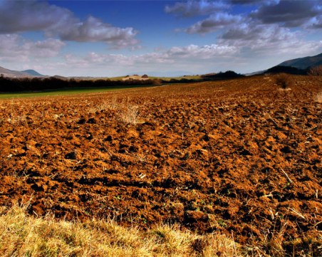 Земеделец намери стара бомба, докато оре нивата си в Тетевенско
