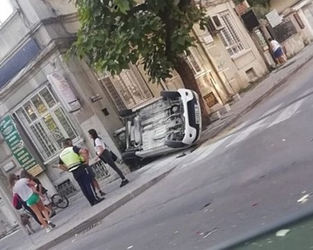 Зрелищна каскада в центъра на Варна, кола се обърна по таван