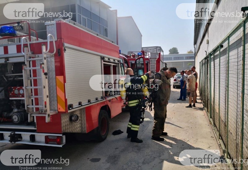 Пожар в цех за обувки в Пловдив, огнеборци потушават пламъците