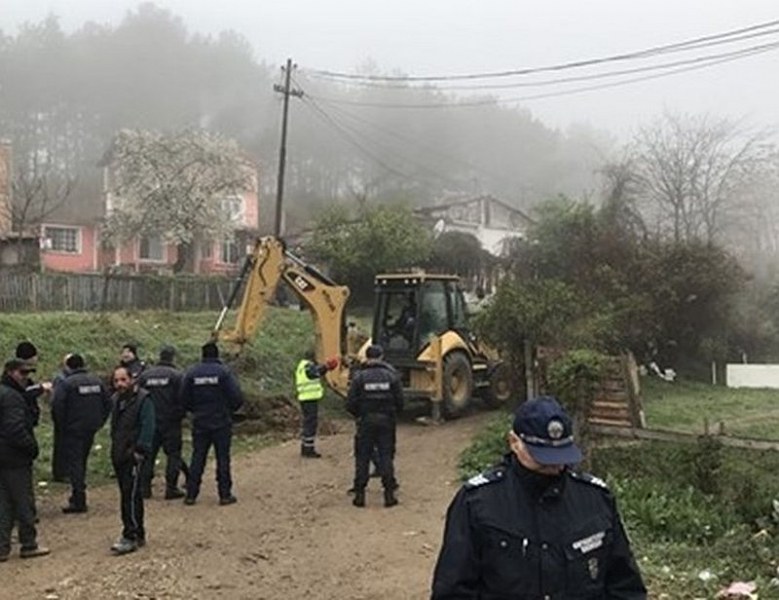 Събарят 96 незаконни къщи в ромския квартал 