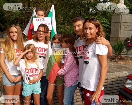 Протестиращи от Белащица: Не желаем институциите да си правят пиар, а да защитят здравето на децата ни