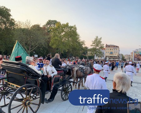 Пушки от Руско- турската война гърмяха на новия площад! Родолюбци възкресиха Съеднинението