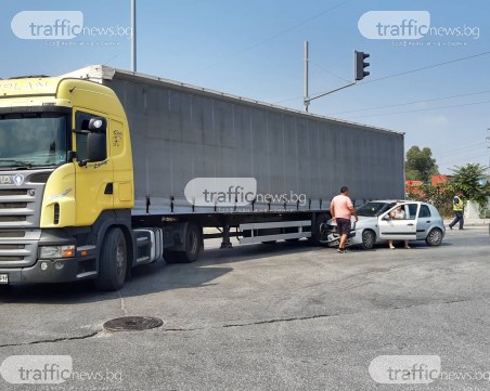 Транспортен хаос на Кукленско шосе! Лека катастрофа и пътна блокада белязаха протеста