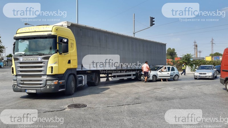 Транспортен хаос на Кукленско шосе! Лека катастрофа и пътна блокада белязаха протеста
