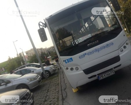 Автобус запуши цял паркинг с коли – шофьорът отишъл да хапне