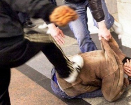 Граничен полицай и военен пребиха зверски мъж на морето