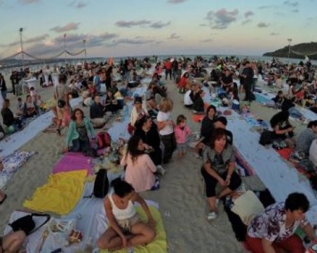 Най-дългата вечеря на плажа! Не къде да е, а на Черно море