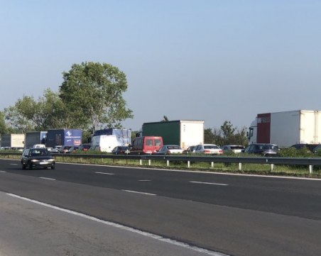Спират движението на големите камиони по магистралите утре
