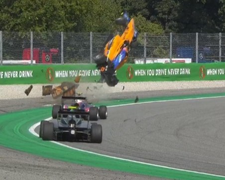 Страховит удар: Пилот от Формула полетя на 10 метра