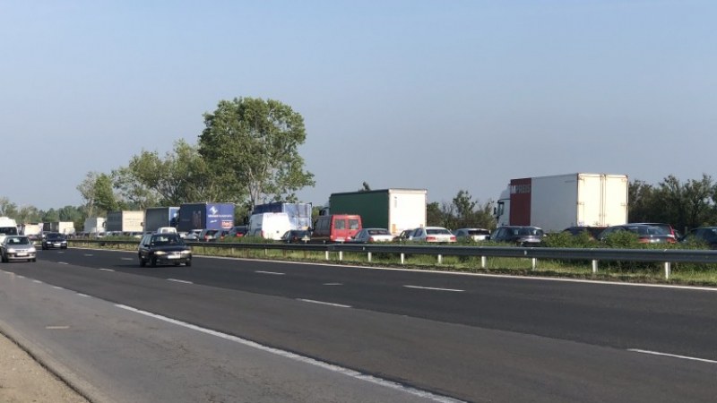 Спират движението на големите камиони по магистралите утре
