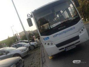 Автобус запуши цял паркинг с коли – шофьорът отишъл да хапне