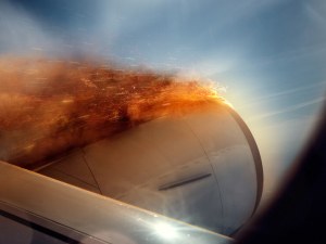 Самолет с горящ двигател кацна аварийно на Малдивите