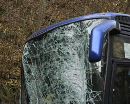 Автобус и ТИР се удариха на АМ Хемус! Седем души са пострадали