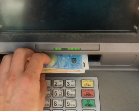 Банкомат в Хърватия взе да бълва пари, полицаи събраха над 10 бона