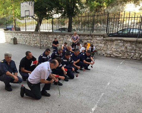 Огнеборци се поклониха пред паметната плоча на младши-лейтенант Кръстьо Стоянов