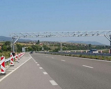 Полугол мъж се разходи по автомагистрала 