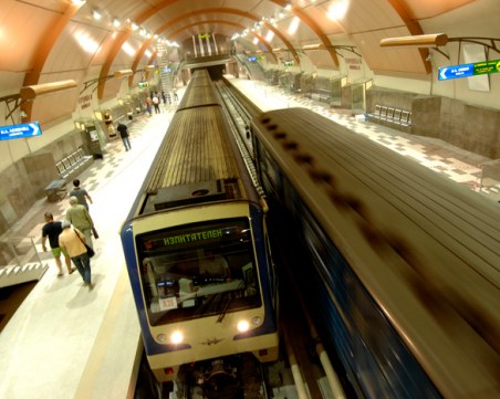 Спряха метрото в София заради паднал човек