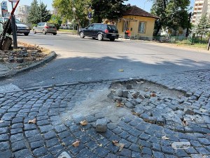 Опасно! Павета хвърчат на прелеза на Пещерско шосе в Пловдив