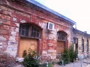 Вход свободен в изгорелите „Цaрcки кoнюшни
