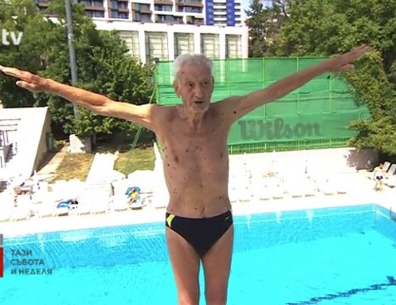 За Гинес: 91-годишен бургазлия печели златни медали по плуване