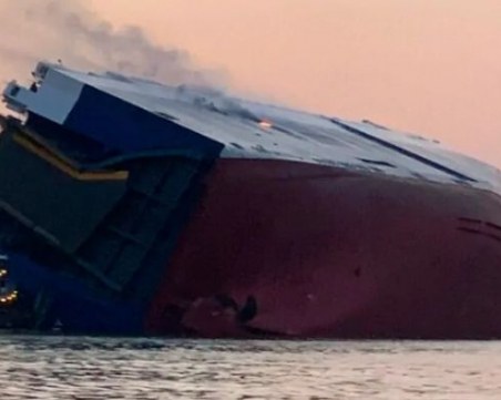 Голям търговски кораб се преобърна край Джорджия