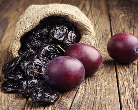 Какви са ползите за организма, ако ядем сушени сини сливи?