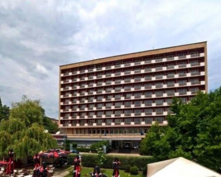 Петима пребиха и ограбиха софиянец пред хотел 