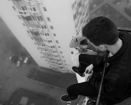 По-страшно от война: На всеки 40 секунди някой в света се самоубива