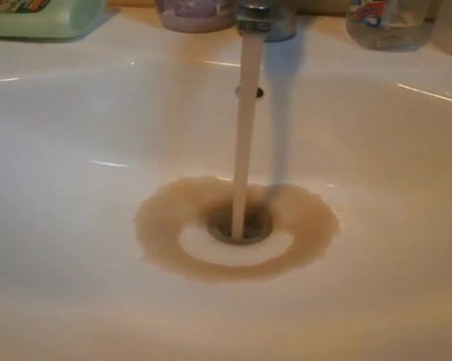 Протести в Левски заради калната вода от чешмите