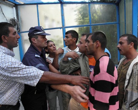 Ром атакува полицай с вила, усмириха го с три стоп патрона