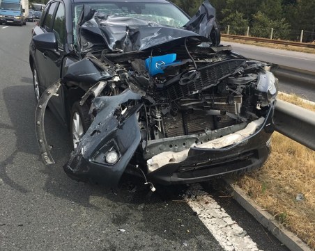 Тежка катастрофа на магистрала Тракия, кола е с размазана предница