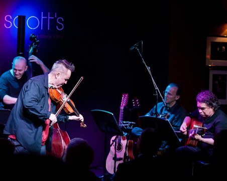 Виртуозният цигулар Найджъл Кенеди пристига в България с ... кола!